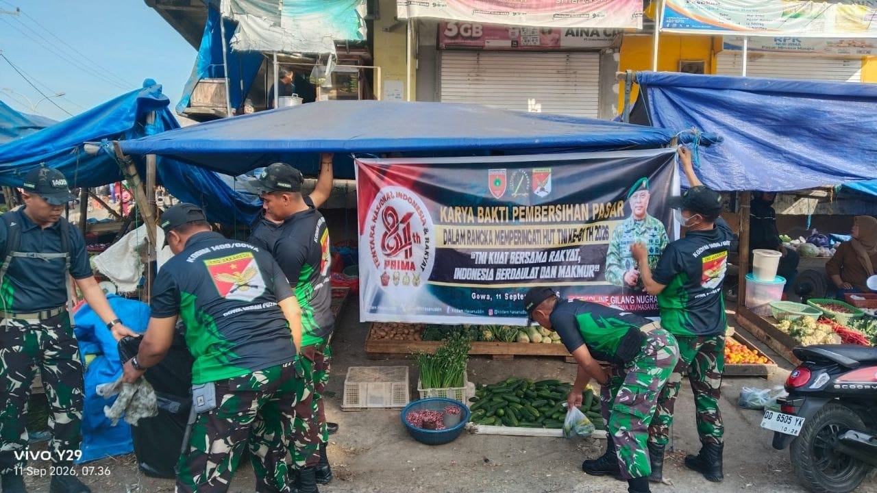 HUT Ke-81 TNI: Divisi 3 Kostrad Gelar Karya Bakti Bersihkan Lingkungan Pasar Induk Minasa Maupa dan Makan Gratis Bersama Masyarakat Gowa